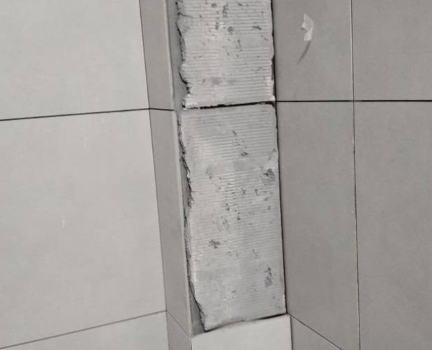 宁德瓷砖空鼓维修公司分享下瓷砖施工前基层浇水润湿程度不足，可能导致以下问题
